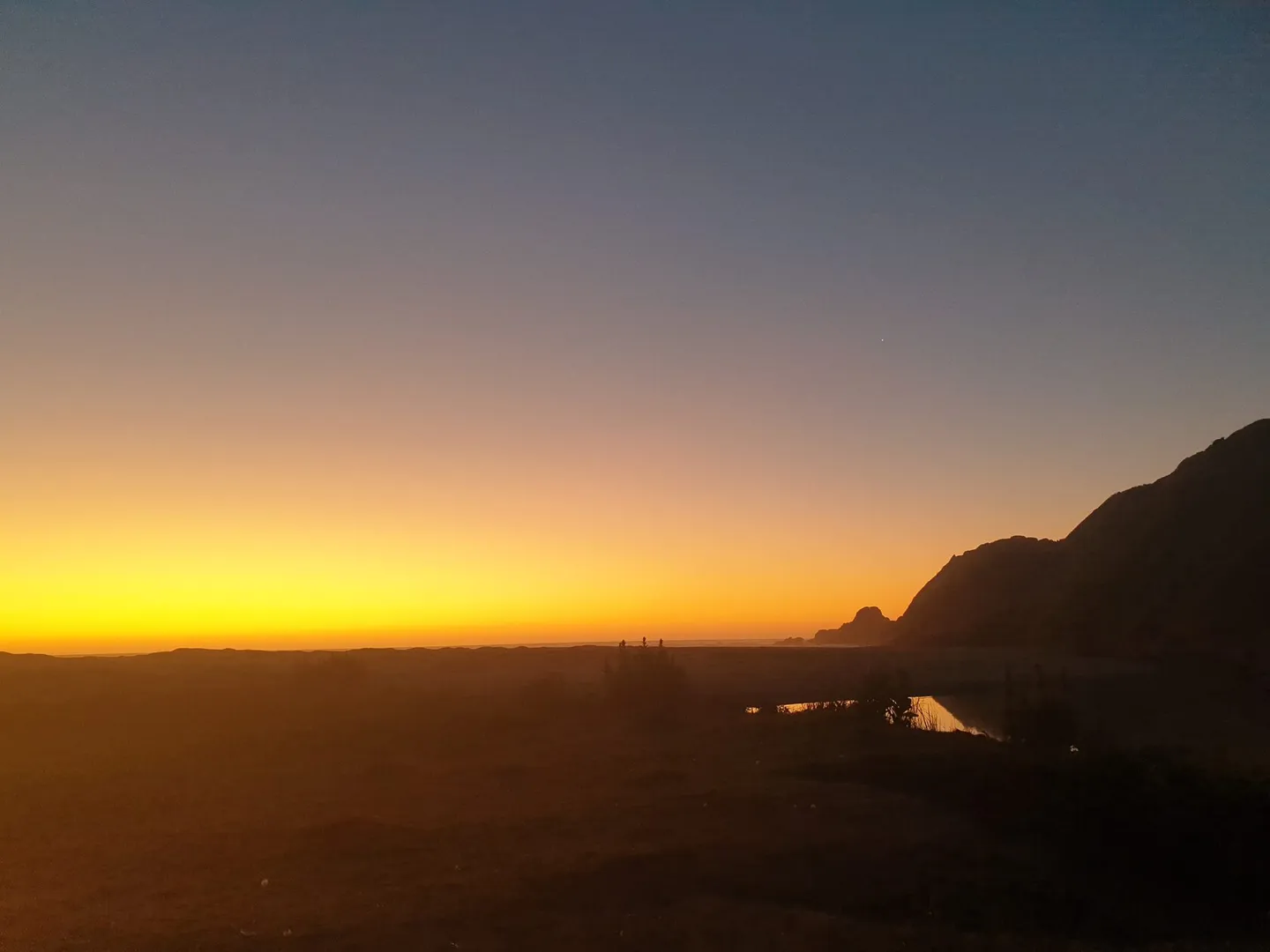 Atardecer dorado sobre la costa de Playa Colún