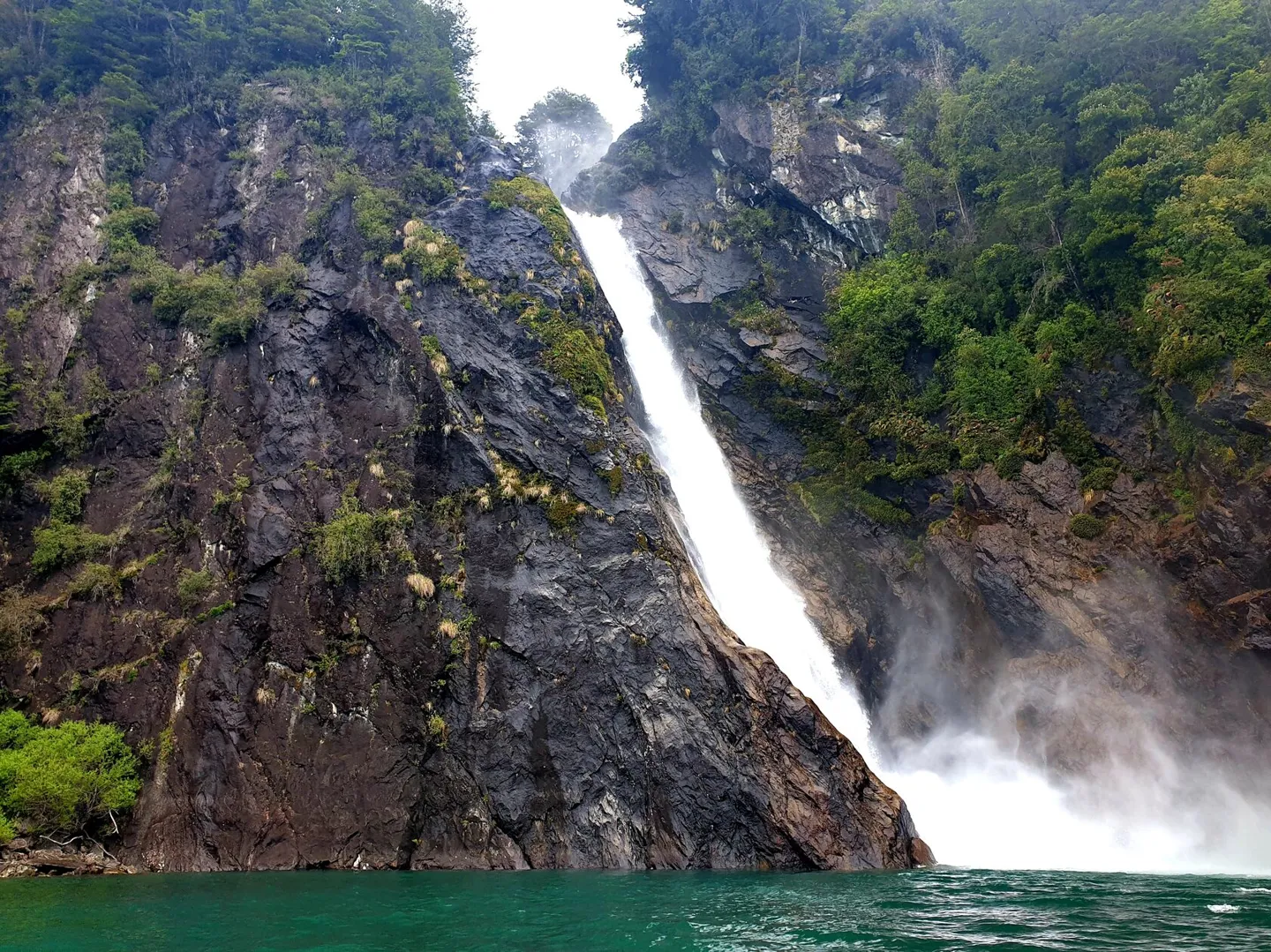Водопад в скальном ущелье Тагуа-Тагуа